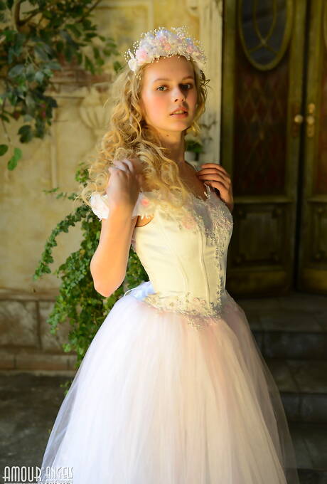 Amour Angels are proud to present you with a free pics featuring Nika demonstrating amazing body